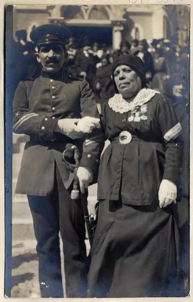 [Militar acompañado de una mujer]  [fotografía]