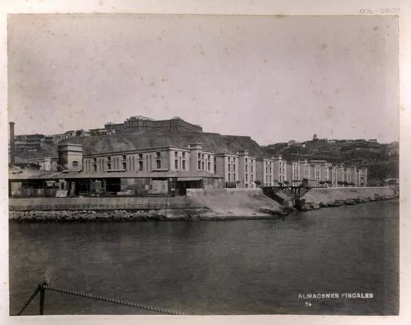 [Edificio : Almacenes Fiscales de Valparaíso, vista del mar y cerros]  [fotografía] Fotografía Leblanc.