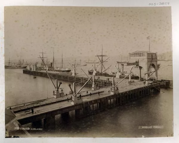 [Vista del muelle fiscal de Valparaíso, se visualizan sus gruas y barcos atracados]  [fotografía] Fotografía Leblanc.