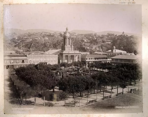 [Plaza de La Victoria, destacando la Iglesia del Espíritu Santo, otras edificaciones y cerros de Valparaíso]  [fotografía] Fotografía Leblanc.