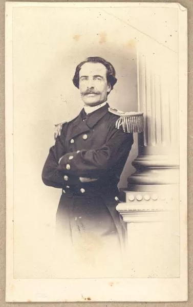[Hombre no identificado. Retrato de medio cuerpo con uniforme]  [fotografía] Establecimiento Fotográfico San Juan de Dios.
