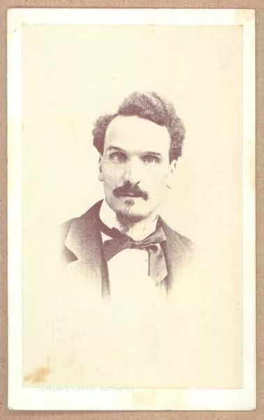 [Henri Rochefort, retrato de medio cuerpo]  [fotografía] Rowsell y Courret Hermanos.