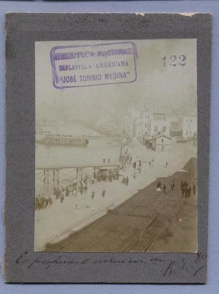 [Vista del malecón de Valparaíso, del incendio del 12 de mayo de 1903]  [fotografía].