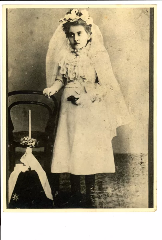 Retrato de Gabriela Mistral con ocasión de su primera comunión.  [fotografía].