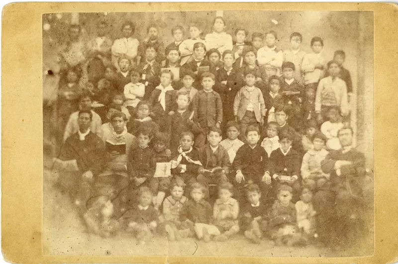 [Retrato de Jerómino Godoy junto a sus alumnos]  [fotografía].