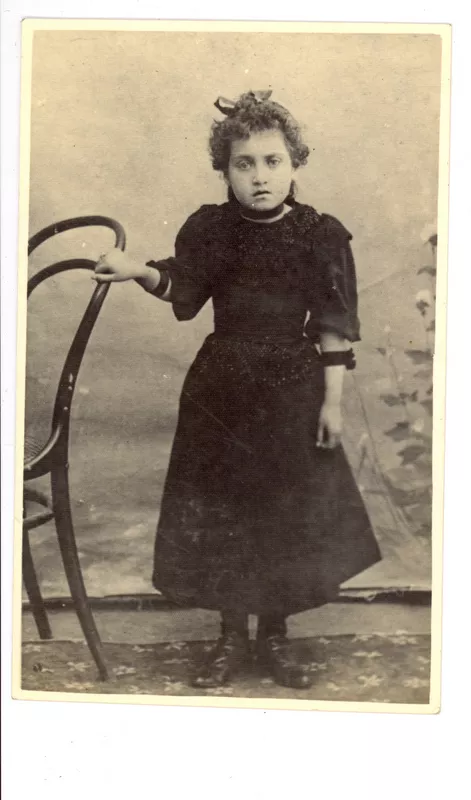 [Retrato de Gabriela Mistral a los siete años]  [fotografía].