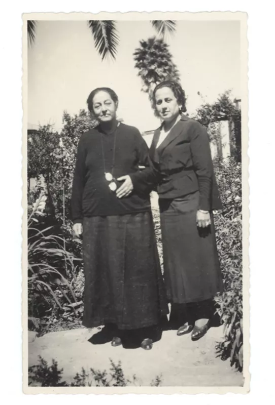 [Retrato de Emelina Molina y una amiga]  [fotografía]
