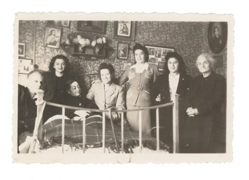 [Retrato de Emelina Molina junto a familiares]  [fotografía]