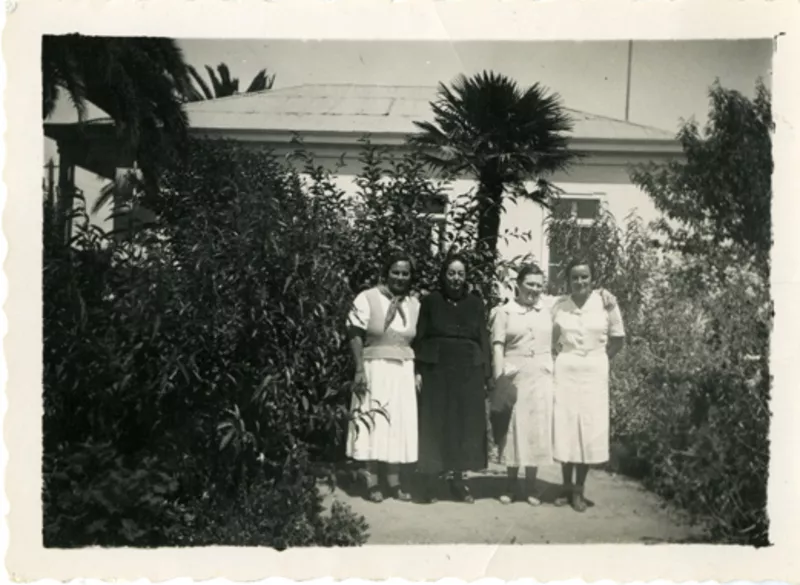 [Retrato de Emelina Molina y sus amigas]  [fotografía]