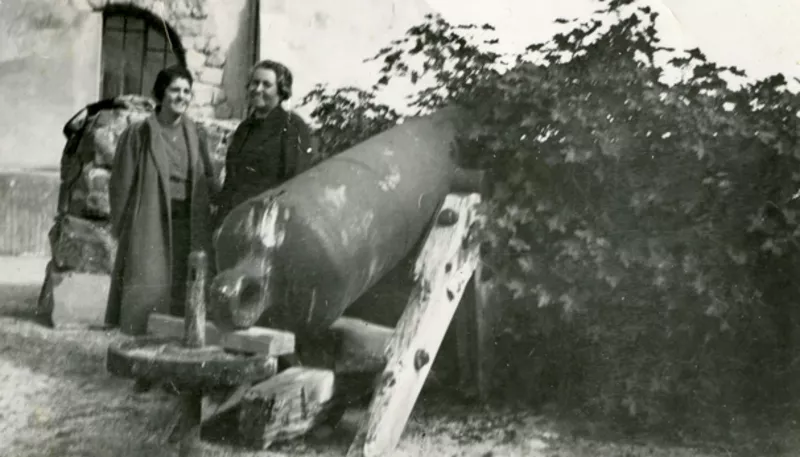 [Gabriela Mistral y Consuelo Saleva en Peñuelas]  [fotografía]