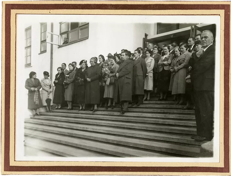 [Gabriela Mistral en el Colegio Alemán en Osorno]  [fotografía]