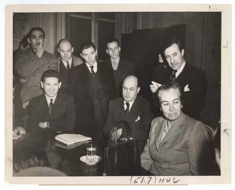 [Gabriela Mistral en una conferencia de prensa por Premio Nobel]  [fotografía]