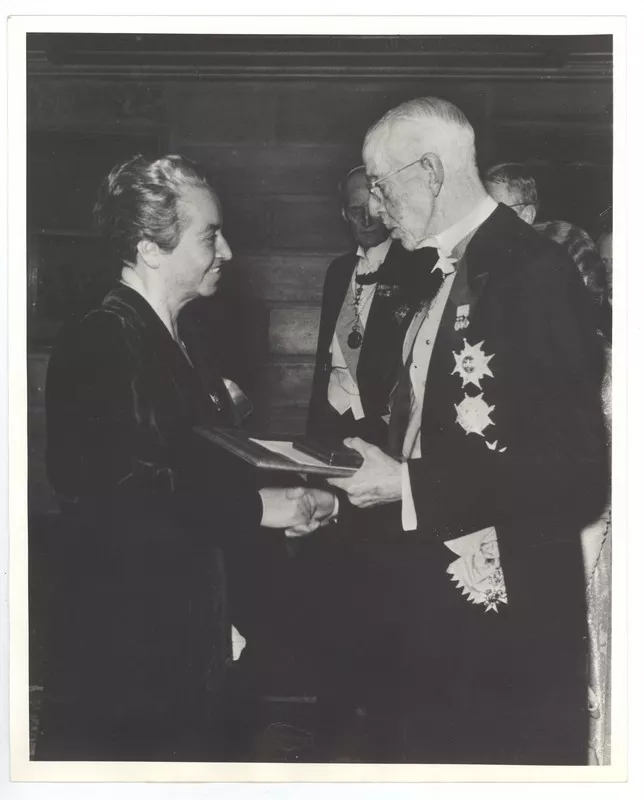 [Ceremonia de entrega del Premio Nobel de Literatura a Gabriela Mistral]  [fotografía]