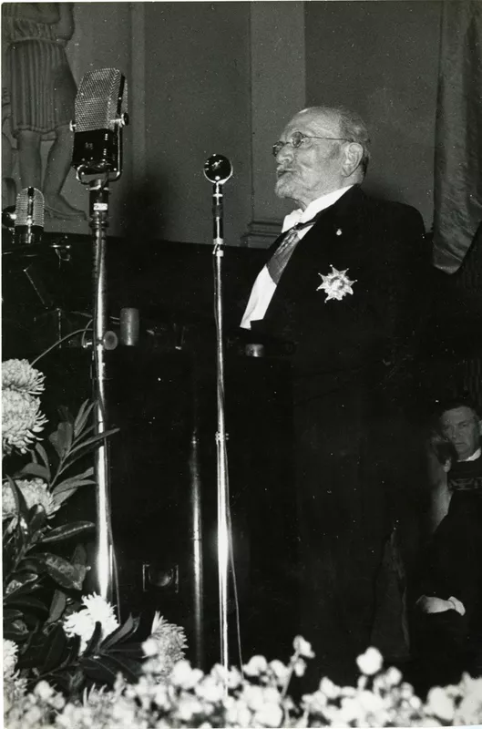 [Ceremonia de entrega del Premio Nobel de Literatura a Gabriela Mistral]  [fotografía]