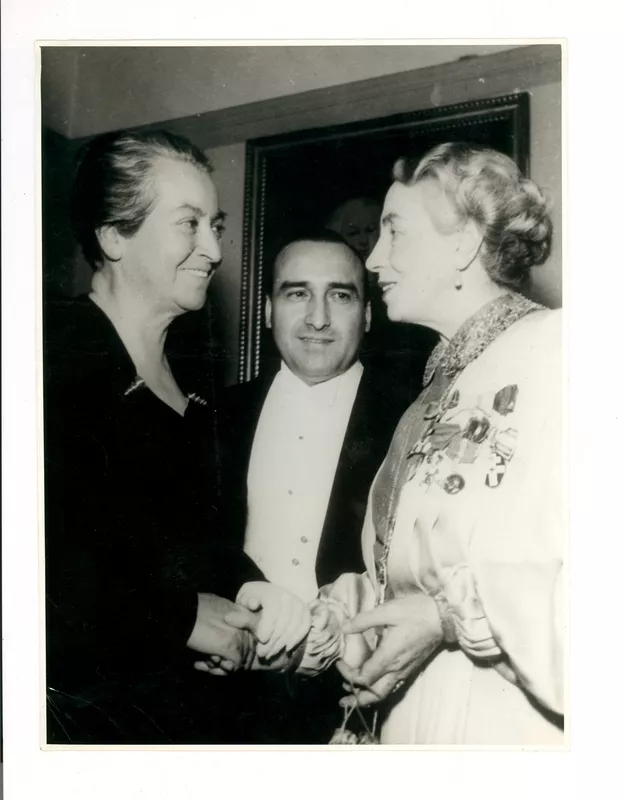 [Ceremonia de entrega del Premio Nobel de Literatura a Gabriela Mistral]  [fotografía]