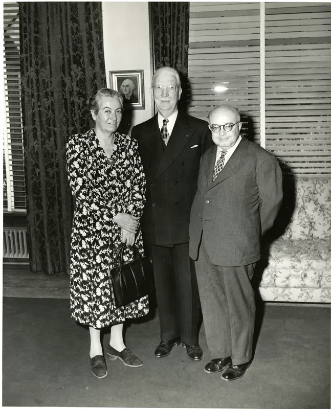 [Gabriela Mistral junto a dos personas]  [fotografía]