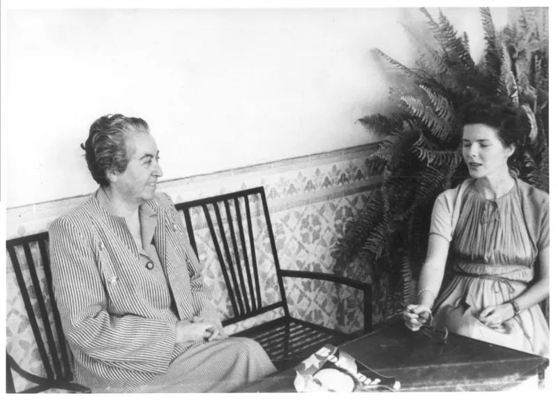 [Gabriela Mistral y Doris Dana en Veracruz]  [fotografía]