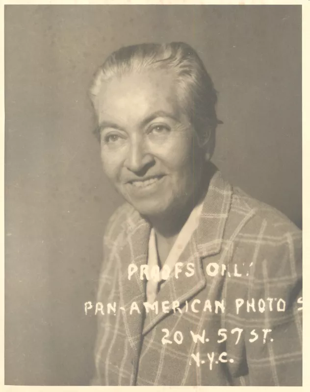 [Gabriela Mistral en Nueva York]  [fotografía]