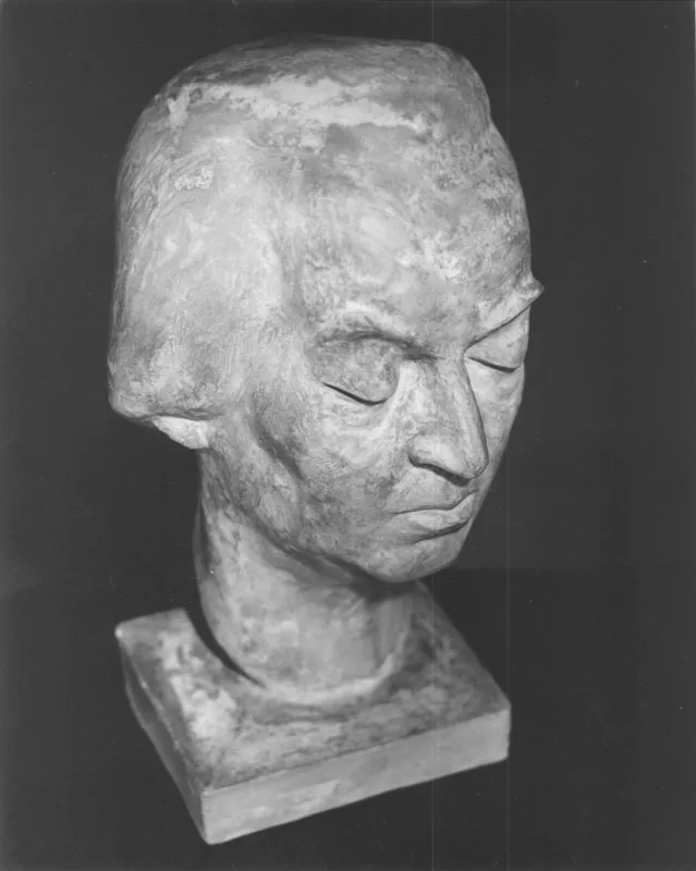 [Escultura de Gabriela Mistral]  [fotografía]