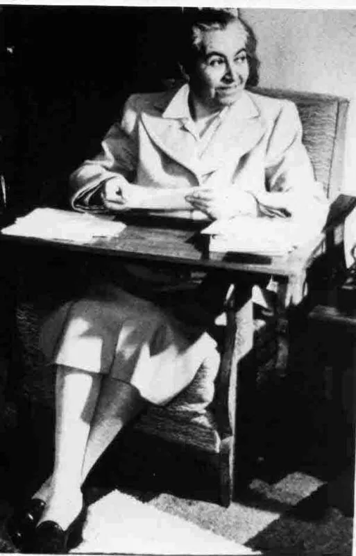 [Gabriela Mistral en Santa Barbara]  [fotografía].