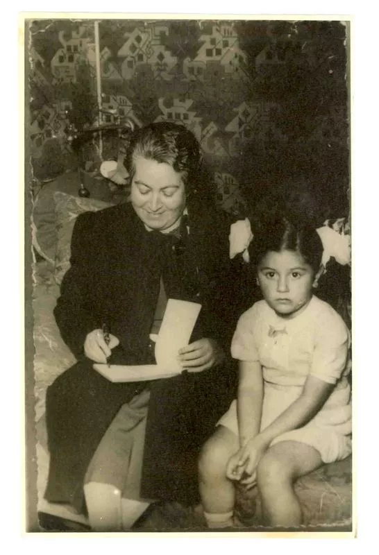 [Gabriela, firmando autógrafos]  [fotografía].