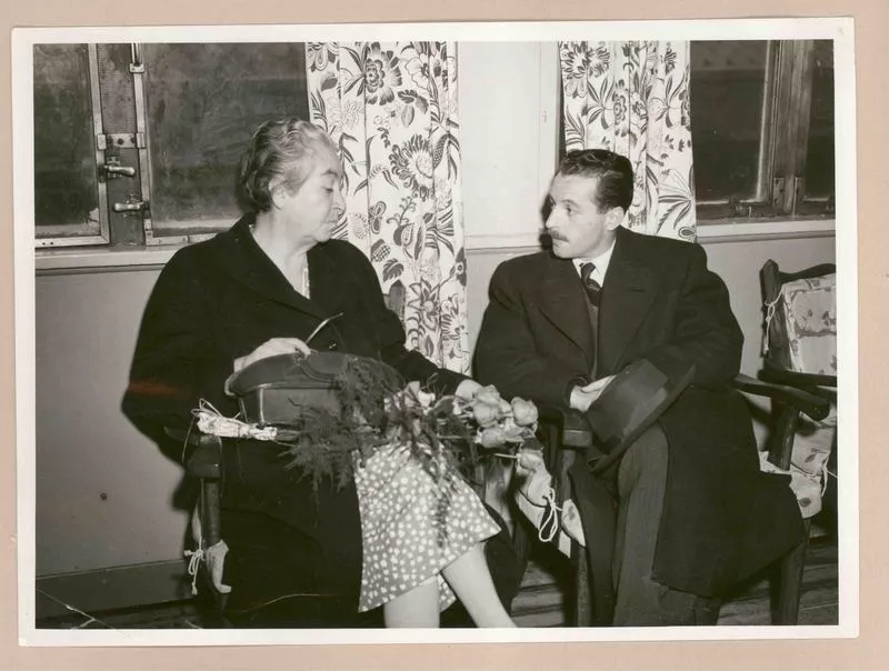 [Gabriela Mistral a su llegada a Génova]  [fotografía].