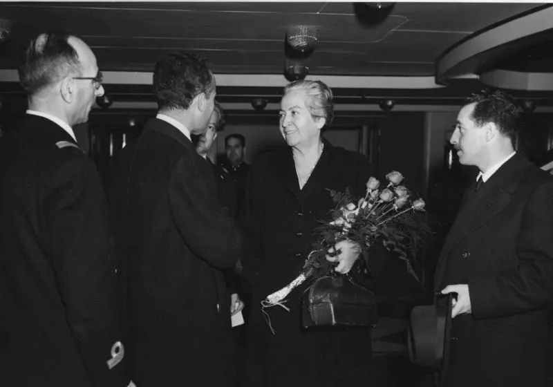 [Retrato de Gabriela Mistral a su llegada a Génova]  [fotografía].