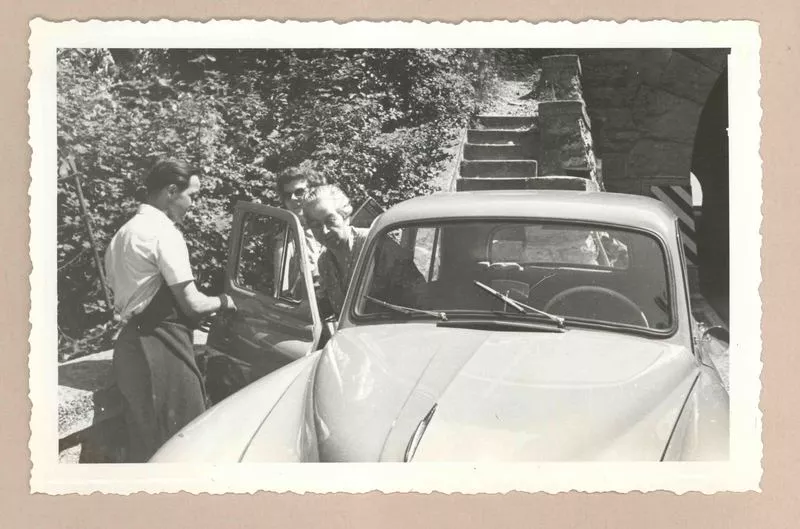 [Gabriela Mistral y Doris Dana en Rapallo]  [fotografía].
