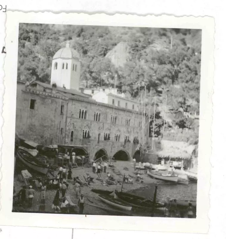 [Iglesia de Santa Margarita en Vernazza]  [fotografía].