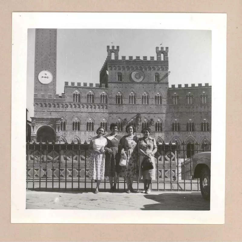 [Gilda Péndola junto a otras amigas en Florencia]  [fotografía].