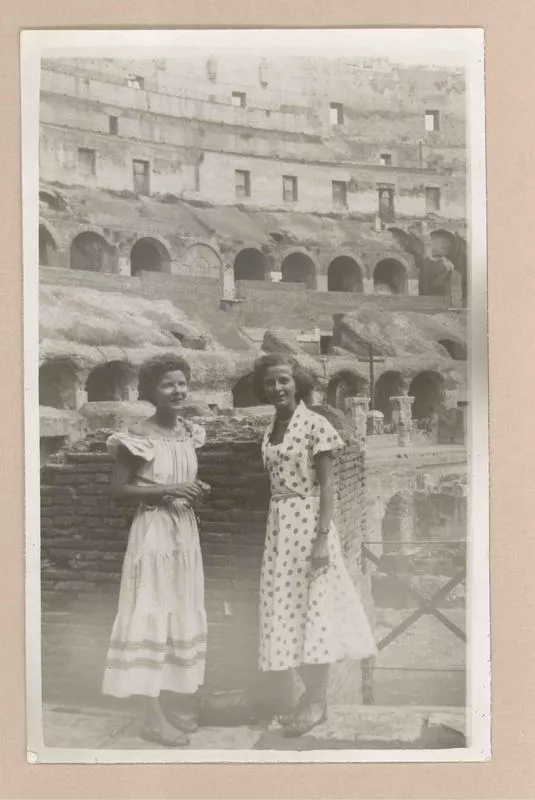 [Doris Dana junto a una amiga]  [fotografía].