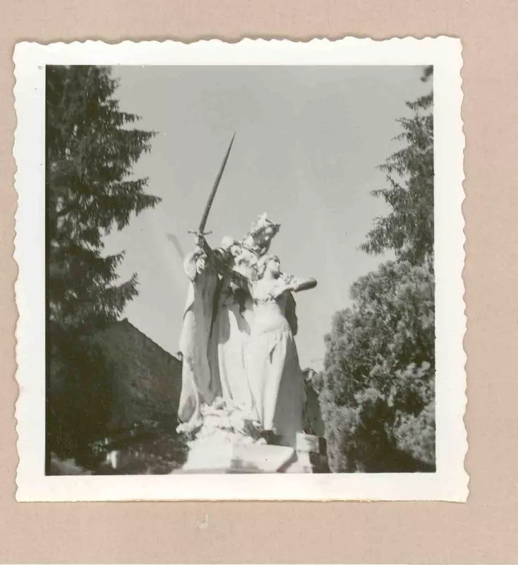 [La Vírgen María y la Santa Juana de Arco]  [fotografía].