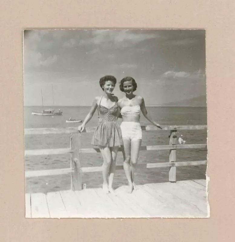 [Doris Dana y una amiga en Italia]  [fotografía].