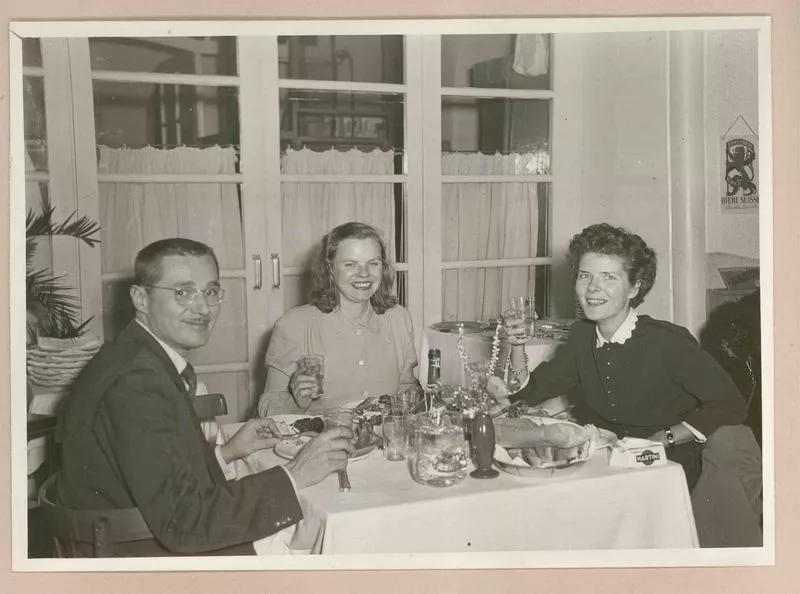 [Doris Dana y dos amigos en Italia]  [fotografía].