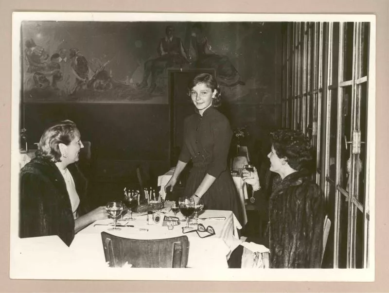 [Doris Dana y dos amigos en Italia]  [fotografía].