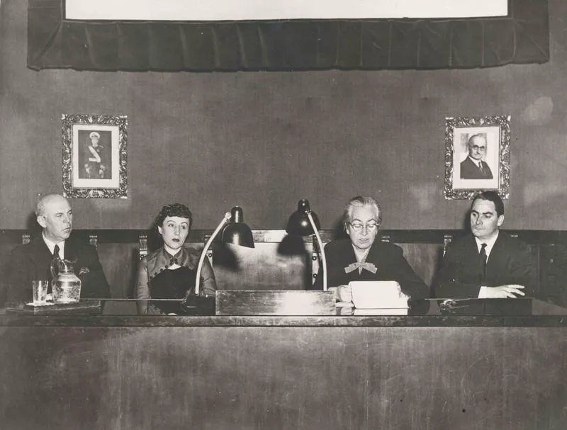 [Gabriela Mistral y Berta Singerman en la conferencia sobre Alfonsina Storni en Roma]  [fotografía].