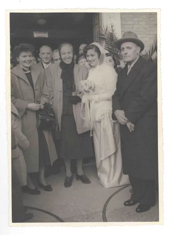 [Gabriela Mistral y Doris Dana en una ceremonia de matrimonio en Italia]  [fotografía].