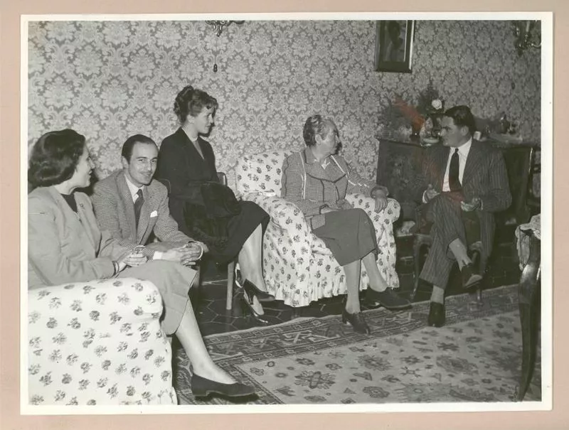 [Gabriela Mistral junto a amigos en Nápoles]  [fotografía].