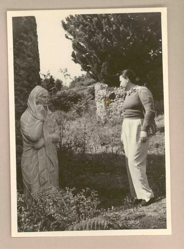 [Marina Núñez del Prado en Pompeya]  [fotografía].