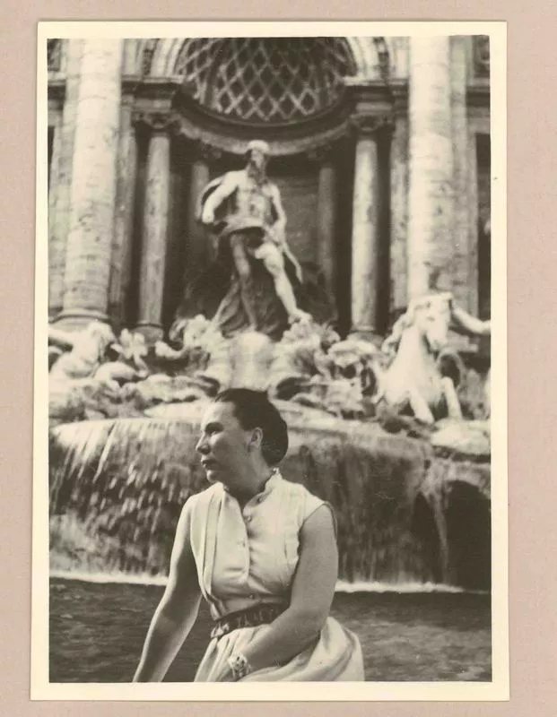 [Marina Núñez del Prado en Roma]  [fotografía].