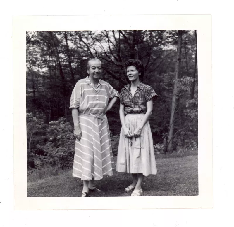 [Gabriela Mistral y Doris Dana en Nueva York]  [fotografía].