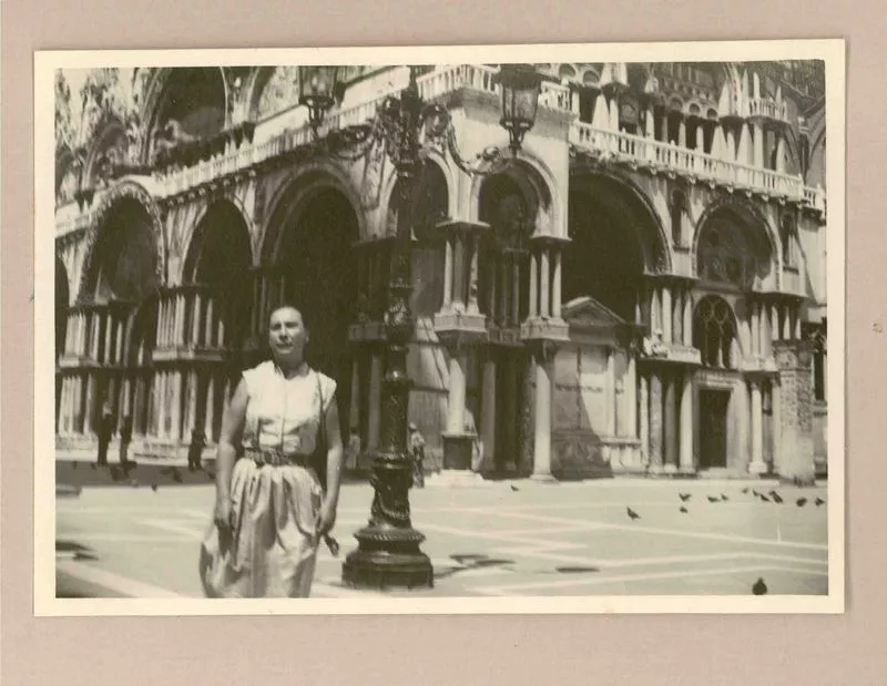 [Marina Núñez del Prado en Venecia]  [fotografía].