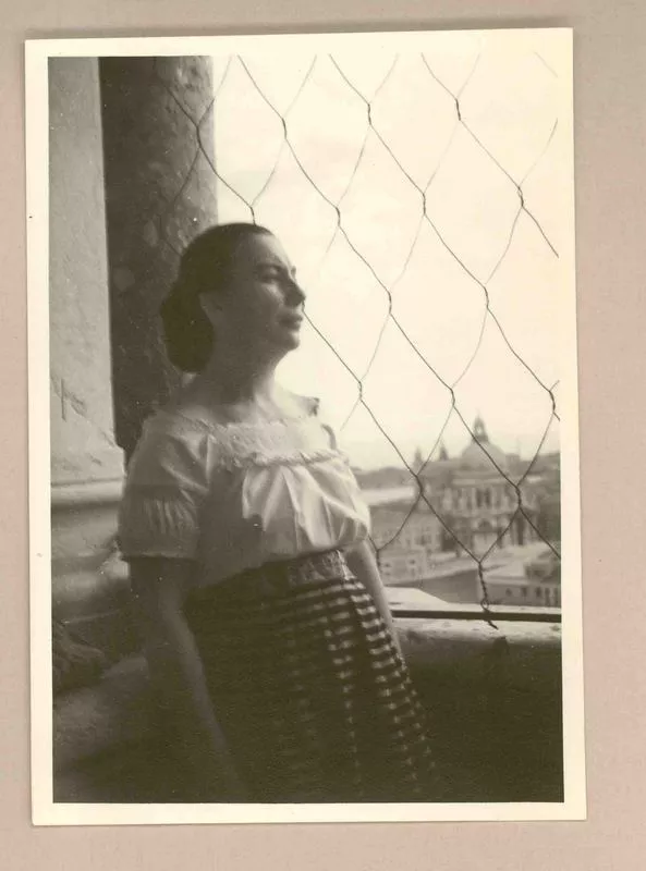 [Marina Núñez del Prado en Venecia]  [fotografía].