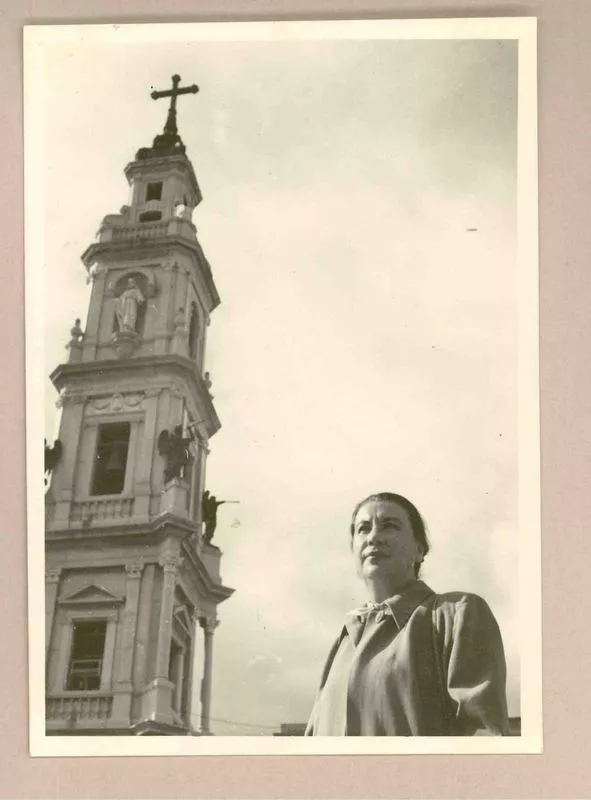 [Marina Núñez del Prado en Pompeya]  [fotografía].