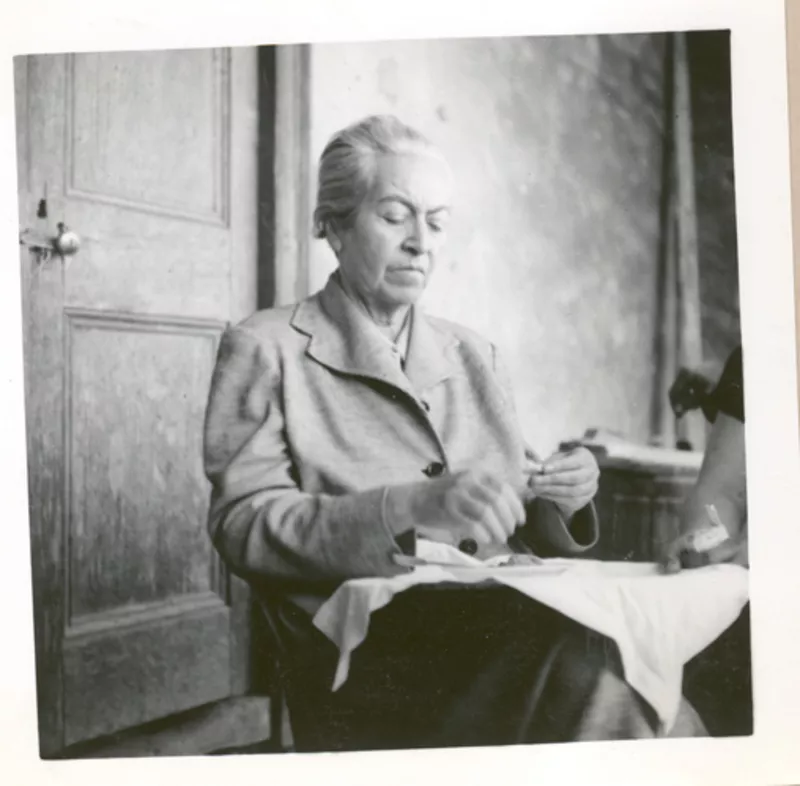 [Gabriela Mistral en Montegrande]  [fotografía].