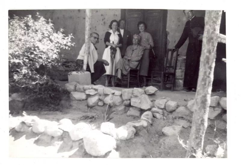 [Gabriela Mistral y amigos en la Casa-Escuela de Montegrande]  [fotografía].