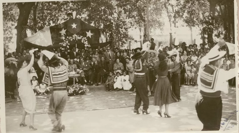 [Homenaje a Gabriela Mistral en la Plaza de Armas de Vicuña]  [fotografía].