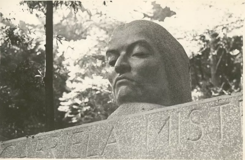 [Rostro de Gabriela Mistral en piedra]  [fotografía]