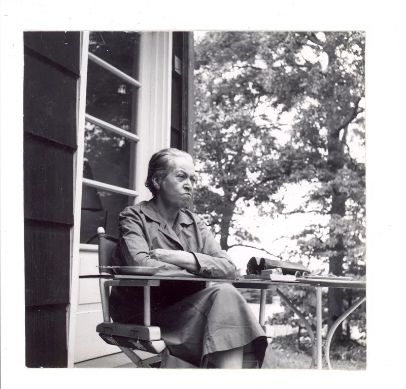 [Gabriela Mistral en Nueva York]  [fotografía].
