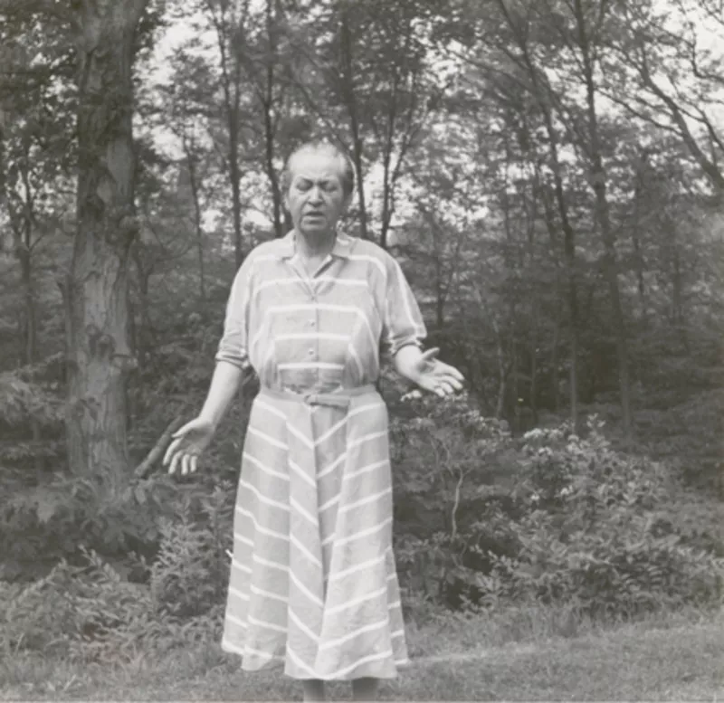 [Gabriela Mistral en Nueva York]  [fotografía].